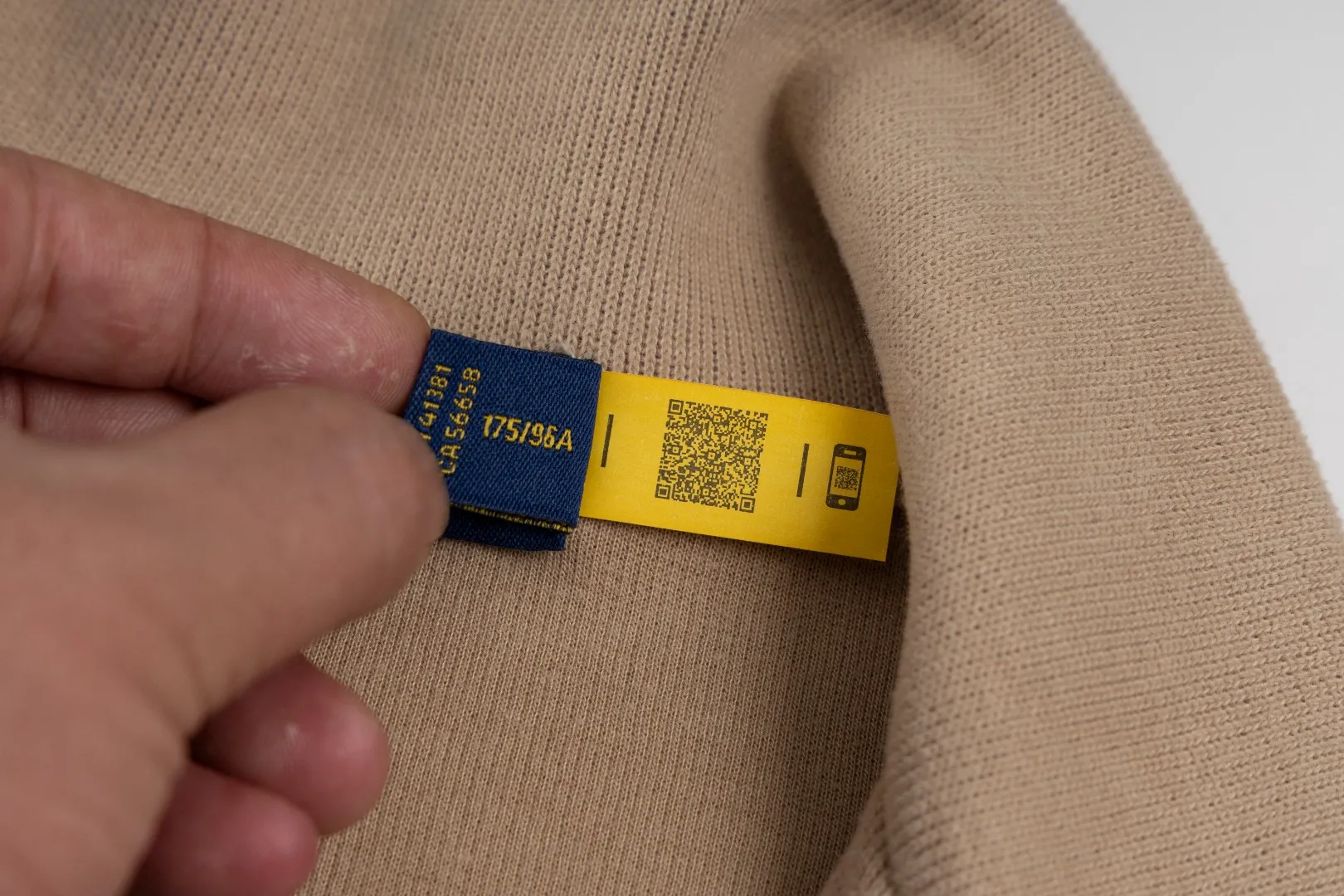 P230 #R97 Ralph lauren twelve-color embroidered pony logo half-zip high-neck long-sleeved knitted sweatshirt. The same style for men and women. The new half-zip sweatshirt for couples to wear in autumn is here! This kind of sweatshirt is really popular this year, even more popular than the hooded sweatshirt. Open the zipper and it can be used as a large lapel, which makes it more fashionable. The color of the classic design of the little war horse on the chest is matched with the embroidery. The simple zipper design echoes the brand logo, so you don’t need to match too much. The sweater version is loose enough! The fabric is custom-woven and dyed 100 cotton. 320g high gram weight 100% cotton knitted cotton with a certain thickness. The fabric is soft and comfortable, and the three-dimensional fabric is full of texture. The stitching is three needles and five threads, which is beautiful and strong. The pattern is also good. Although it is loose, it does not look bulky! - It is not a popular color scheme on the street. The color is pure and highly recommended. The upper body has a particularly high rate of turning heads. Loose style. Big drop shoulder OS style. Same style for men and women. Couple wear. Versatile and practical! Color: Gray, navy, khaki, green label, oatmeal brown label, apricot, black, army green, burgundy, pink, dark gray, light blue, white. Size: S M L XL Length: 70/72/74/76 Bust: 53.5/55.5/57.5/58.5 Shoulder width: 44/45/46/47 Sleeve length: 61/62/63/64